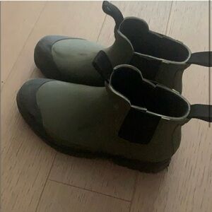 Everlane Chelsea rain boots